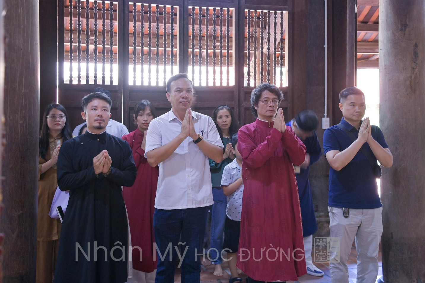 Đại diện Ban Thường trực cùng các giảng viên, học viên Nhân Mỹ học Đường nghiêm trang lễ Tổ trước khi tổ chức các hoạt động trong chuyến Điền dã khảo tả tại Chùa Dâu, Chùa Bút Tháp